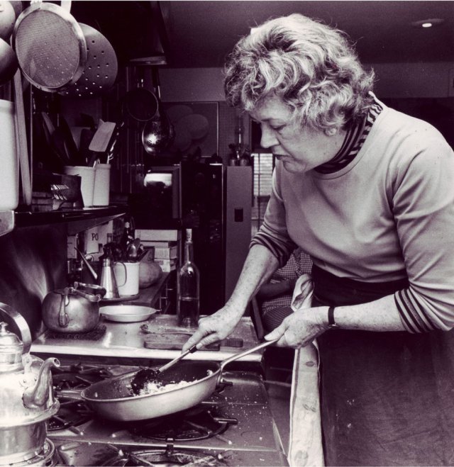 julia-child-cooking